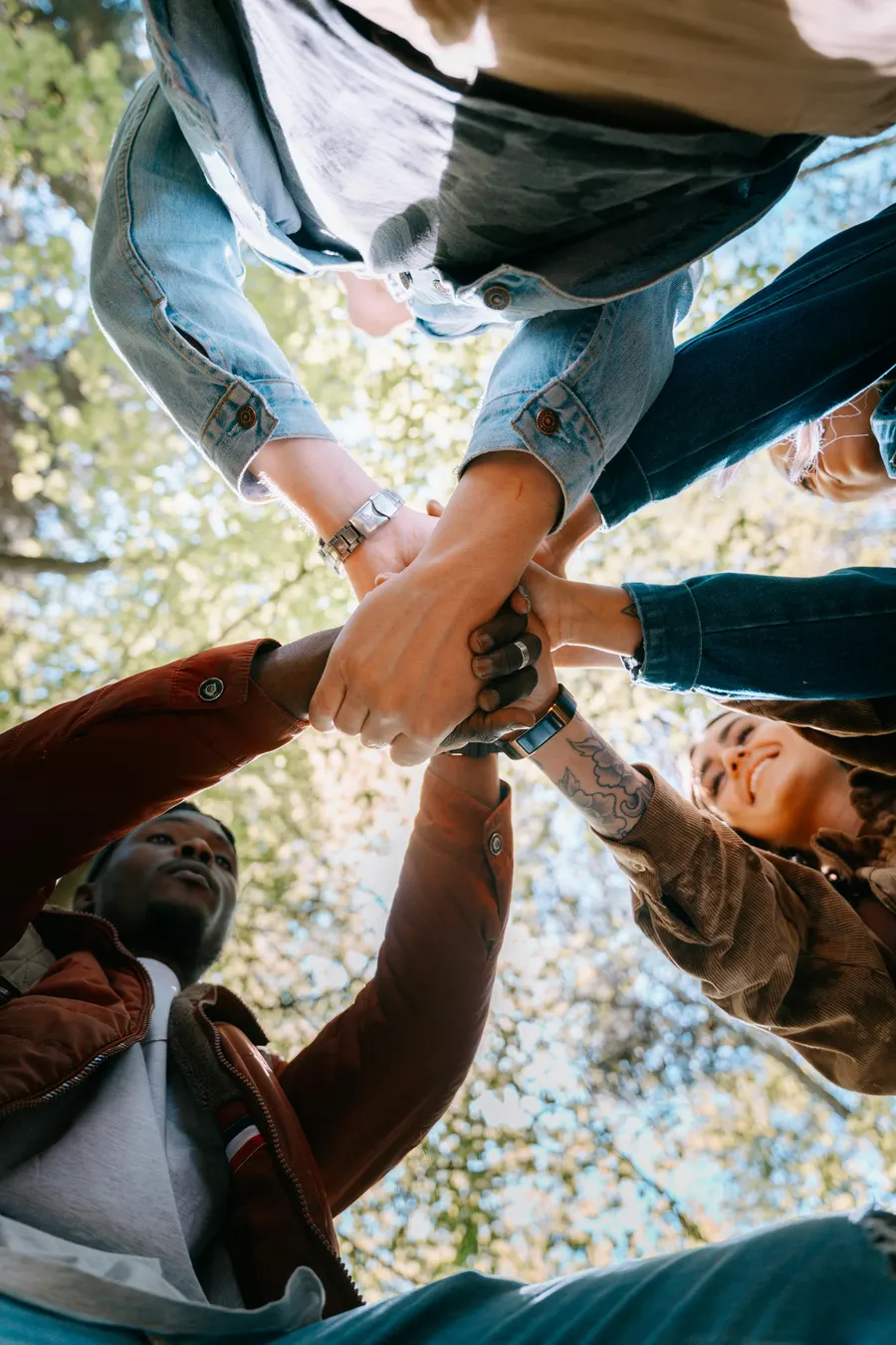 Grupo unido, mãos sobrepostas