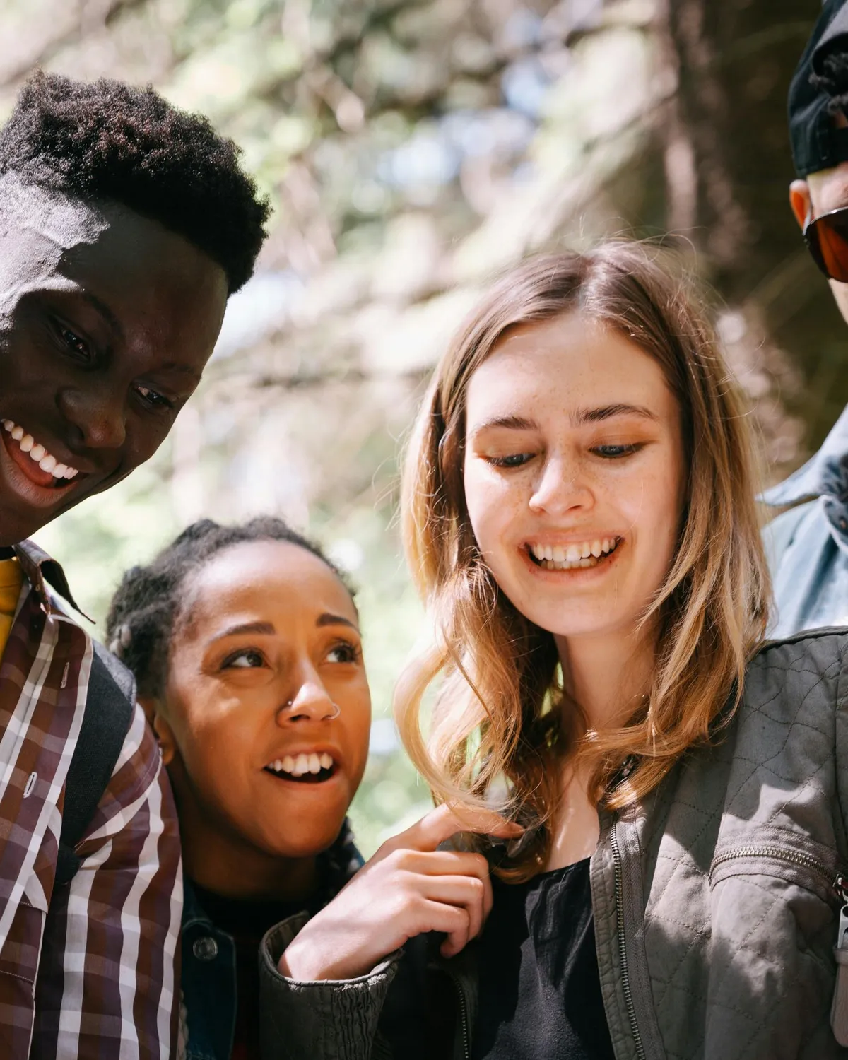 Grupo de jovens sorrindo juntos ao ar livre