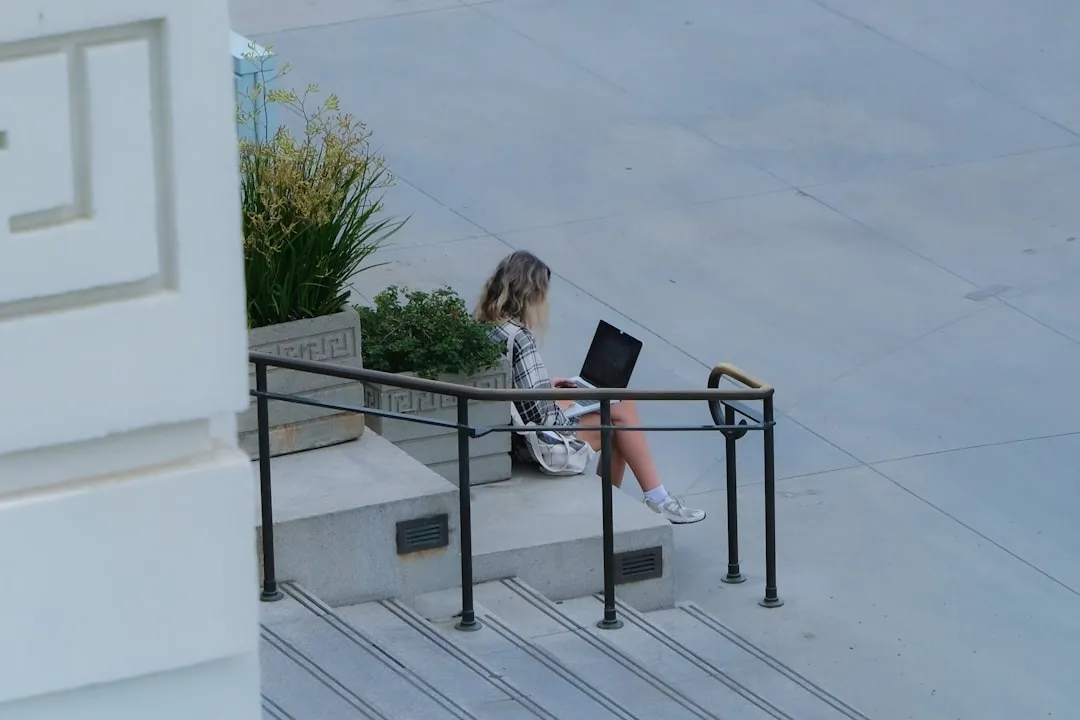 Adolescente usando laptop